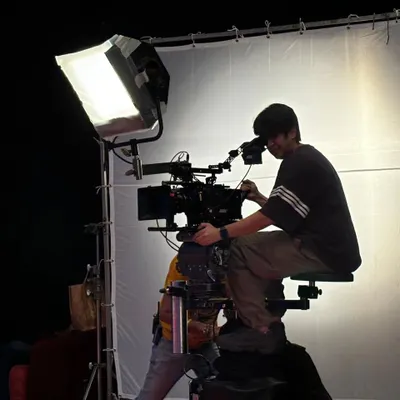For this skincare ad film, we used a classic 1kW zip light to create a soft and flattering beauty light. This was blended with an Arri T5 tungsten fresnel pushed through a grid cloth to wrap the light around the subject.