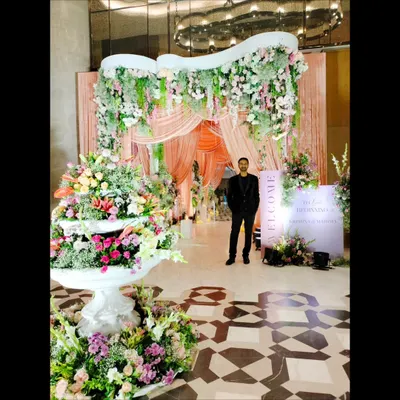 At the stunning entrance of the Conrad, Pune, before my live sand art show. The decor at these events is always so inspiring.