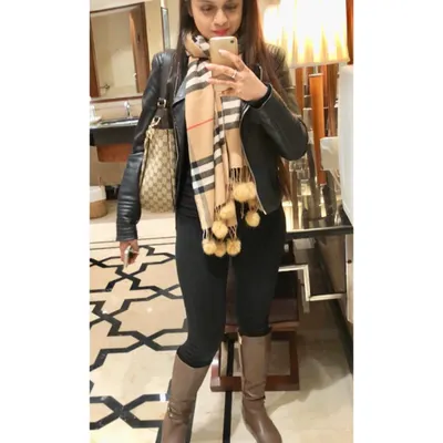 This is my formula for a chic winter look. I started with an all-black base and introduced a secondary color, brown, through my accessories like the boots, bag, and scarf. Playing with different shades of the same color adds depth.