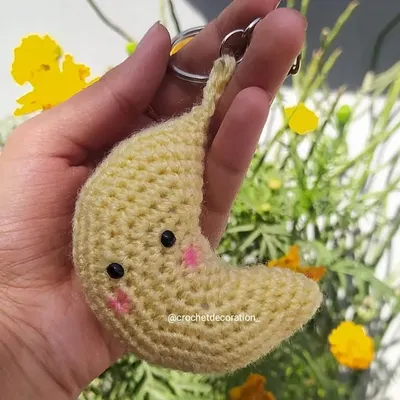 Our crochet moon keychain is a dreamy little accessory. Made with soft yellow yarn and featuring a cute, blushing face, it's a perfect charm for your bag or keys.
