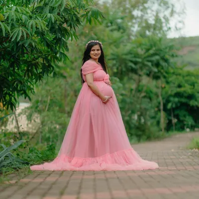 A classic solo portrait in one of my most popular pink maternity gowns. The off-shoulder design and flowing A-line cut are both comfortable and flattering, perfect for capturing the glow of motherhood.