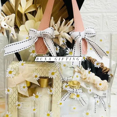 Elegance in every detail. This all-white luxury hamper is perfect for weddings or anniversaries, featuring perfume, a candle, a dry flower bouquet, and more in a chic transparent handbag.