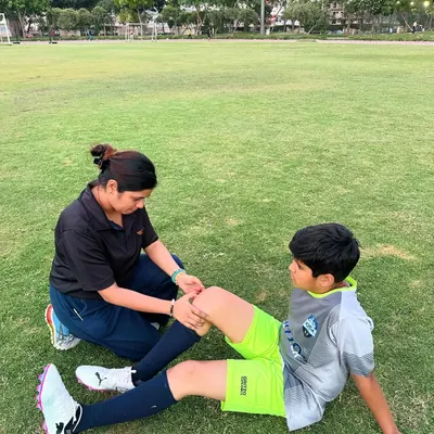 A player's career depends on their health. We provide physio-backed injury prevention and management right on the field. A dedicated physiotherapist conducts a knee assessment to ensure our young athlete's long-term fitness and performance. Your well-being is our priority.