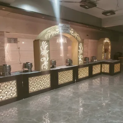 A full view of my new royal main course counter setup before the guests arrive. The elegant design and lighting add a premium feel to the wedding reception.