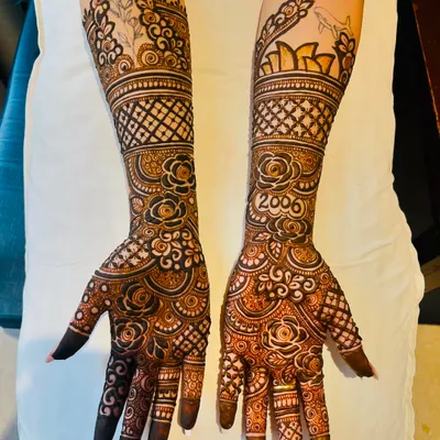 A beautiful personalized bridal design featuring the year 2006 and a cityscape. In my classes, you'll learn how to incorporate unique elements into your henna art.