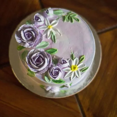 I truly enjoy bringing your floral cake requests to life. This cake features a cascade of hand-piped purple roses and white blossoms on a lavender buttercream base. It’s an elegant choice for a birthday or anniversary celebration.
