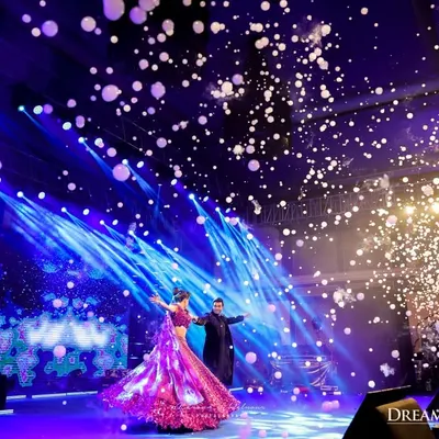 The couple’s first dance under a magical shower of bubble confetti and dramatic stage lighting. I design these moments to feel like they are straight out of a movie, creating a core memory of the Sangeet night.