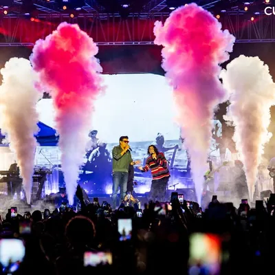 This is the moment when an artist and the crowd become one. I use special effects like CO2 jets to create dramatic, high-energy stage entries and memorable peaks during a live concert.