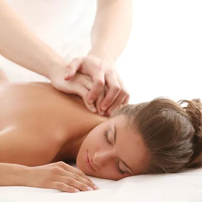 A moment of complete surrender. Our full body massages focus on long, flowing strokes and gentle kneading to release muscular tension and guide you into a state of profound calm.