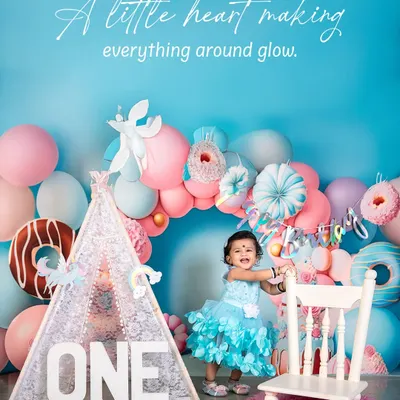 A little heart making everything glow. This first birthday setup is all about sweet colors and happy smiles, creating a magical memory of turning one.