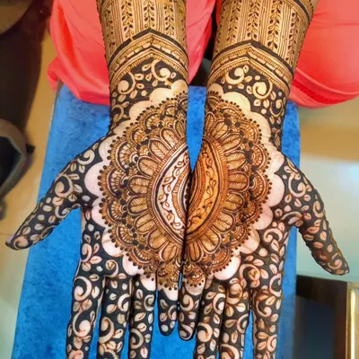 Starting off the festive season with this gorgeous mandala pattern. The design is centered on the palm and extends up the wrist, making it a classic and elegant choice for any occasion.