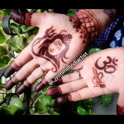 A popular design for the holy month of Shrawan, this piece features a portrait of Lord Shiva on one palm and the Om symbol with "Har Har Mahadev" on the other.