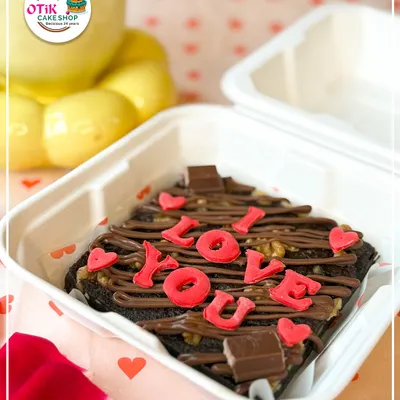 Say "I Love You" with a brownie. This Valentine's Day bento brownie is rich, fudgy, and decorated with chocolate drizzle and red hearts.
