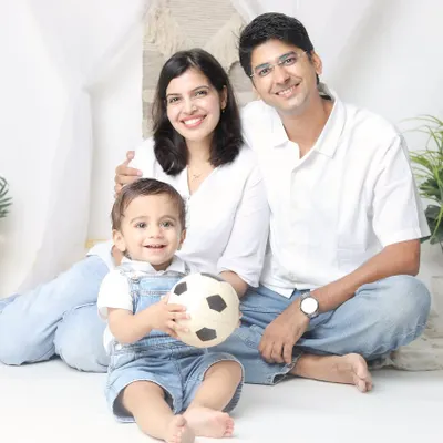 A picture-perfect family smile. My studio's white backdrop is perfect for creating bright, clean, and classic family portraits where your family is the star.