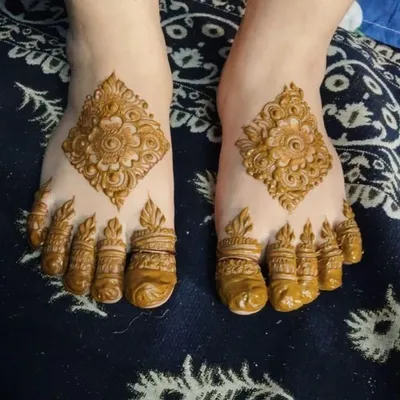 A simple yet striking design for the feet. The central floral motif is complemented by detailed patterns on the toes, creating a look that is both elegant and traditional.