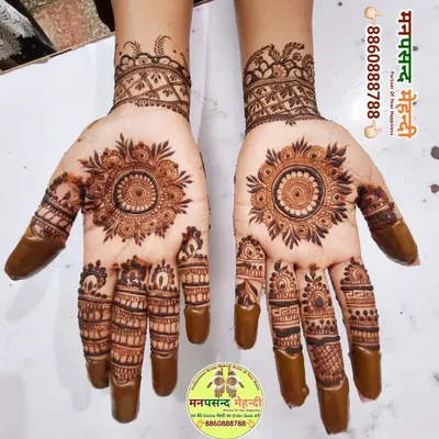 A beautiful mandala design, perfect for those who love symmetry and simplicity. The fingers are decorated with matching patterns and capped tips.