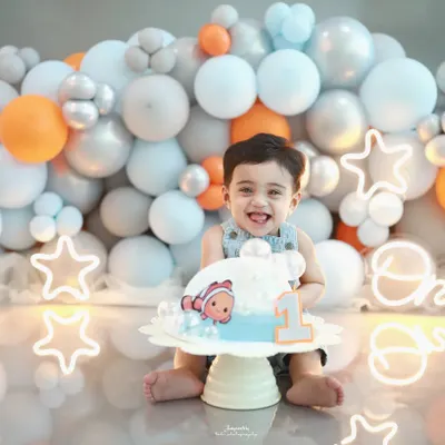 An explosion of joy! This little one's infectious smile during his Nemo-themed cake smash session is what turning one is all about.