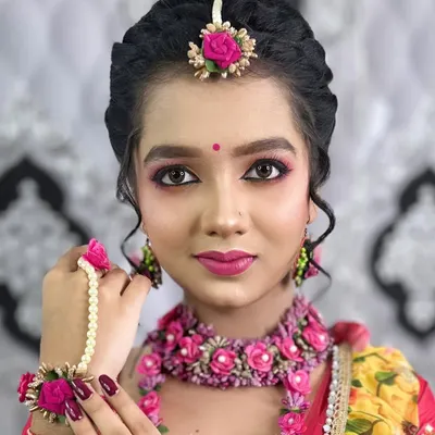 A beautiful Haldi look I created for a student demonstration. The makeup features bright, sunny colours on the eyes, and the look is completed with a full set of delicate pink floral jewellery.