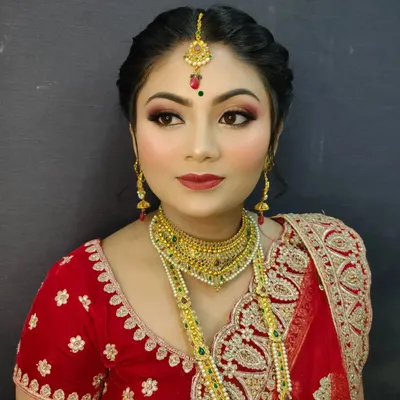 A complete North Indian bridal look created by one of our students. The training covers creating a balanced look that harmonizes heavy jewelry and embroidered outfits with refined makeup artistry.
