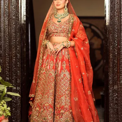 A portrait of a radiant bride. This soft peachy-coral glam is perfect for day weddings, with flawless skin and defined eyes that enhance your natural beauty.