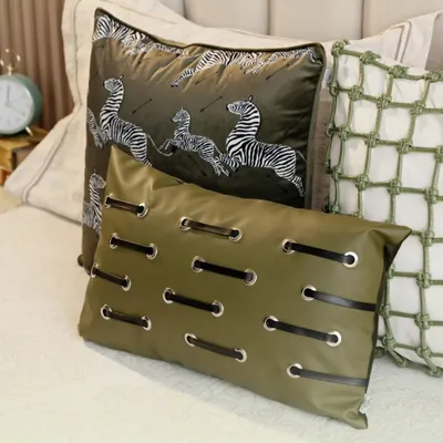 Green doesn't just decorate a space, it nurtures it. This set of olive green cushions, featuring a faux leather design with eyelets and a zebra motif, adds a touch of nature and character to your bedroom.