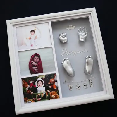 This design combines multiple baby photos with silver-finished hand and foot casts. I teach you how to create a collage-style layout within the frame, including the baby's name and birth details for a complete story.