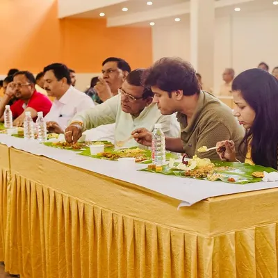 There is a special joy in sharing a meal together. My Yele Oota service brings guests together to enjoy an authentic Karnataka meal in a communal and celebratory setting.