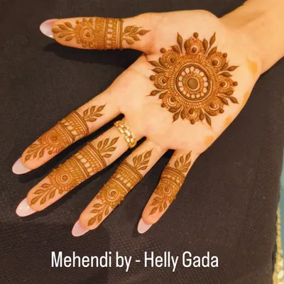 A classic and simple back-hand design. This beautiful mandala is paired with leafy finger details, creating a look that is both traditional and understated. It's a timeless choice for any occasion.