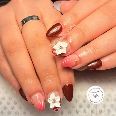 A beautiful bridal set combining deep maroon, a soft pink ombré, and intricate white 3D flowers. The small gold studs add a touch of traditional elegance.
