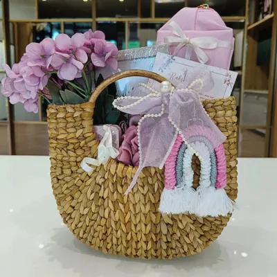 This beautiful hamper is perfect for a bride-to-be or as a bridesmaid gift. Packed in a sustainable kauna grass basket, it's filled with self-care essentials, a cute rainbow charm, and floral details to help her unwind and feel pampered.