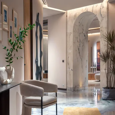 The passageway of Palais Royale’s showflat is an arrival into balance, beauty, and intention. Walls finished in limewash and marble evoke tactility and calm, while fluted veneers and brass accents create seamless junctions that glint subtly under orchestrated mood lighting.