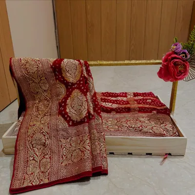 I believe a beautiful garment deserves a grand presentation. Here, a stunning red and gold Banarasi saree is elegantly displayed in a custom wooden tray, turning a traditional gift into a breathtaking showpiece for your wedding trousseau.