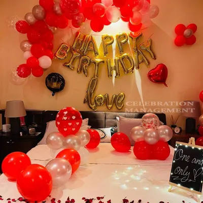 A perfect surprise for your partner's birthday. This setup combines romantic red and silver balloons with gold "Happy Birthday Love" foil letters, turning the bedroom into a personal and festive celebration space.