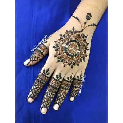 A perfect example of a minimal mandala design. The central mandala is connected to a delicate finger chain, creating a look that is modern, elegant, and chic.