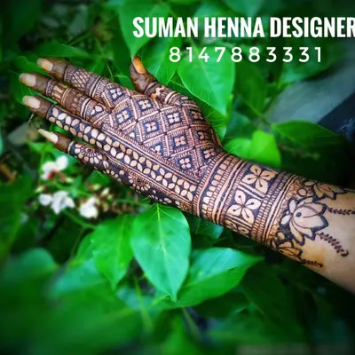A simple yet striking design perfect for any festive occasion. This pattern combines a traditional jaal net with a lotus border, offering a touch of elegance without being full bridal.