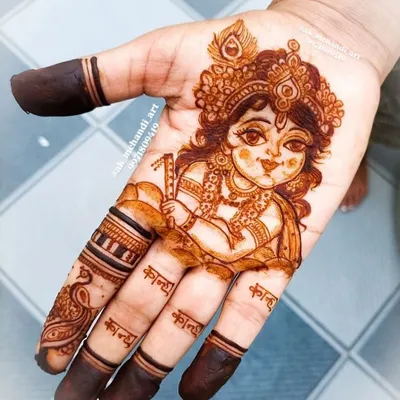 For special occasions like Janmashtami, clients often request themed designs. I teach how to draw figures like this beautiful portrait of baby Krishna, paying close attention to facial features and details.