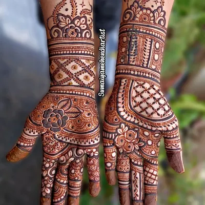 A gorgeous semi bridal design with a mix of floral and geometric patterns. This style provides beautiful coverage on the hands and wrists without extending all the way up the arm.