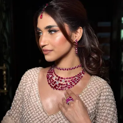This soft glam look is all about main character energy. The focus is on luminous skin that glows from within, paired with a defined eye and a soft lip. It's the perfect makeup for a modern bride who wants to look naturally radiant.