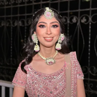 Desi vibes, but make it GLAM. For Kanika’s mehendi sangeet, we did a dramatic smokey eye to complement her beautiful pink outfit and floral jewelry.