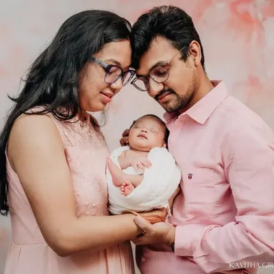 A new family of three, holding their world in their hands. My goal is to create a calm and loving atmosphere for these newborn family portraits.