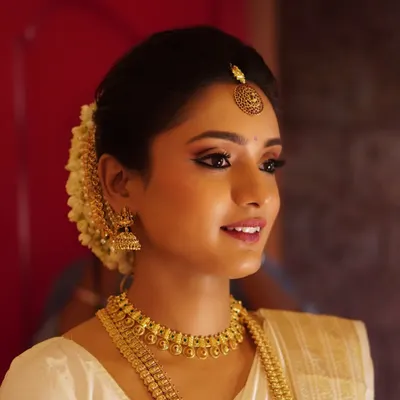 Nony looked absolutely stunning for her South Indian wedding. We used a lightweight, long-lasting foundation, warm earthy eyeshadows with intense kohl, and a sophisticated mauve lip to create a look of timeless elegance.