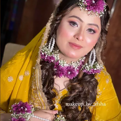 This Haldi bride looks absolutely radiant. The combination of her yellow outfit and the purple floral jewellery is so unique and beautiful. I kept her makeup fresh and glowing to match the vibe.