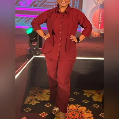 Posing at a corporate show after a successful performance. I bring a calm, professional energy to high-stakes events, ensuring the entertainment is a memorable success.