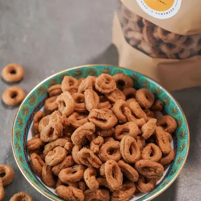 Don't let their size fool you, my Mini Kodbale pack a punch of flavor. These small, spicy rings are a traditional Karnataka snack that is incredibly addictive and perfect for any time of day.