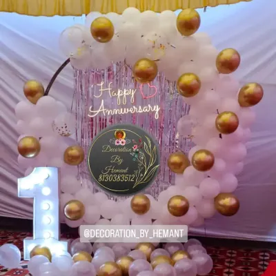 Here is a clean and elegant setup for a first anniversary, featuring a white and gold balloon ring. The large, illuminated '1' adds a personalized touch and looks great in photos.
