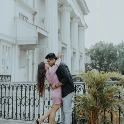 A playful, romantic kiss set against the classic colonial architecture of Mumbai's Town Hall, showcasing how we can use the city's landmarks for beautiful couple portraits.