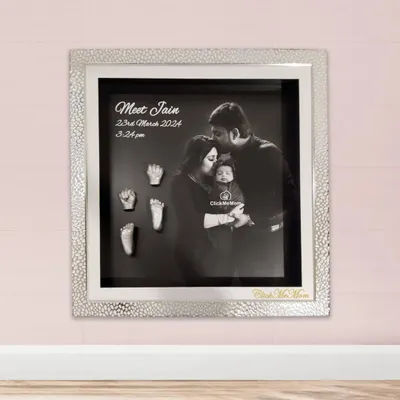 This modern design pairs the cool elegance of silver casts with a timeless black and white family portrait. The textured silver frame adds a touch of luxury, making it a perfect fit for contemporary home decor.