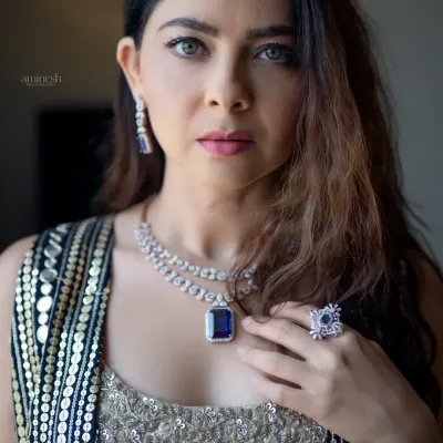 A powerful and direct headshot of an actress. The lighting highlights her features and intense gaze, creating a captivating portrait for her professional portfolio.