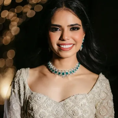 One of my favorite bridal moments in white. This look is all about soft glam, glowing skin, and effortless elegance. The makeup is designed to complement the white outfit, creating a look that is modern and timeless.