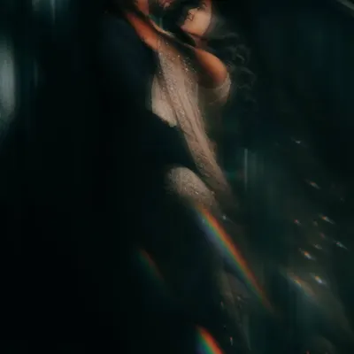 Using a prism to create a rainbow light effect, this portrait becomes dreamy and artistic. It’s a creative technique for a unique pre-wedding photo.